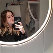 Studentessa universitaria impartisce lezioni di Francese online e in presenza
